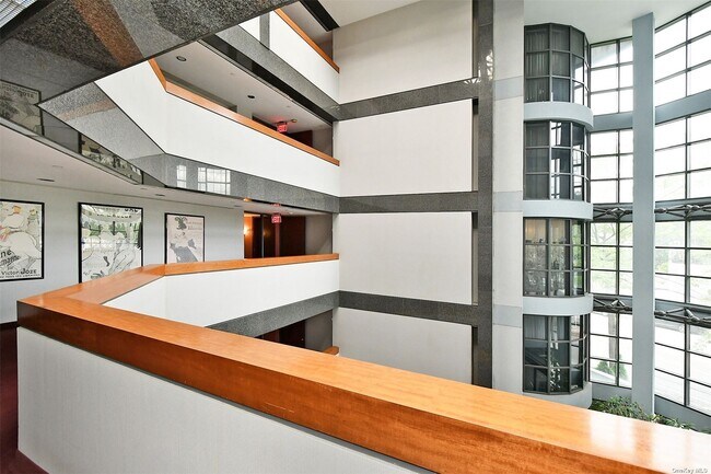 Foto del edificio - 100 Great Neck Rd