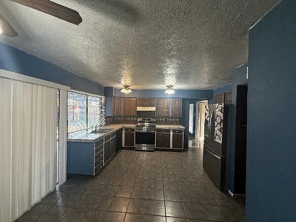 Foto del edificio - Room in House on Black Hickory Rd