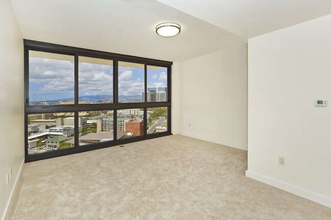 Building Photo - Convenience in the Heart of Honolulu!!