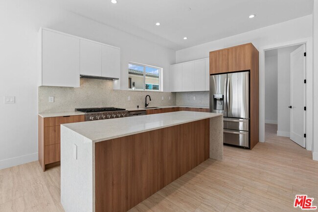 Foto del edificio - 15214 W Holyland Dr