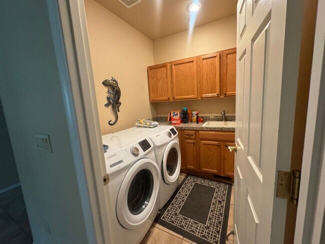 Building Photo - Golf Course View