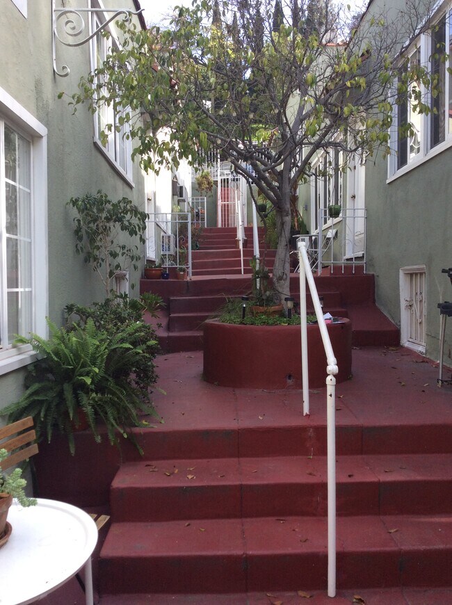 Building Photo - 1538 Silver Lake Blvd