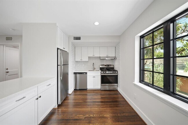 Building Photo - 520 Lovett Blvd
