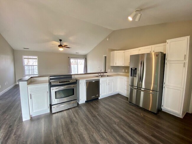 Building Photo - Wonderful 3 Bedroom 2 Bathroom Ranch Style...