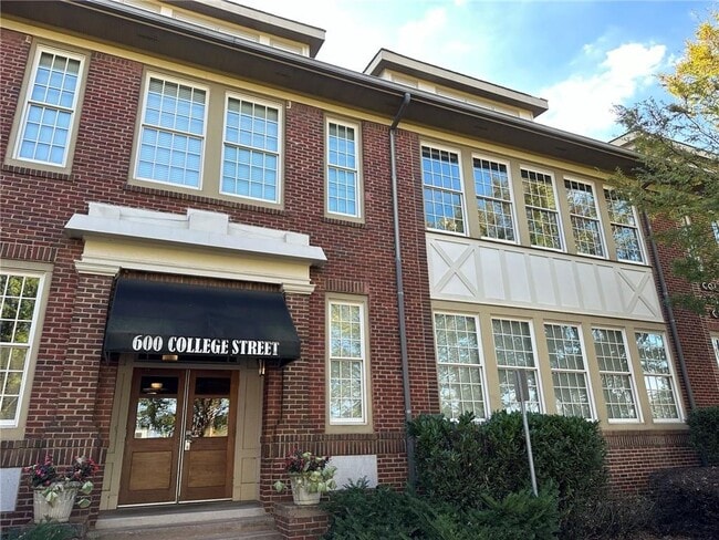 Building Photo - 600 College St