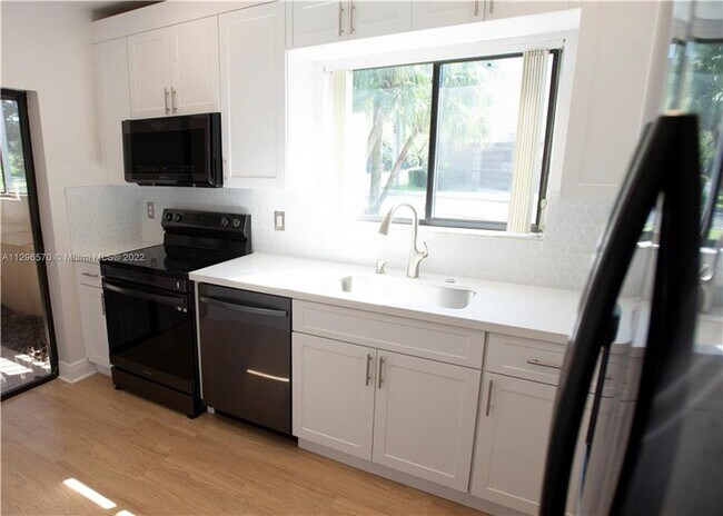 Foto del edificio - 3700 NW 23rd Ct
