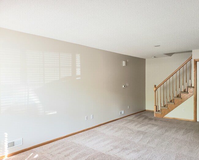Living room - pic 1 - 6855 Woodland Ave