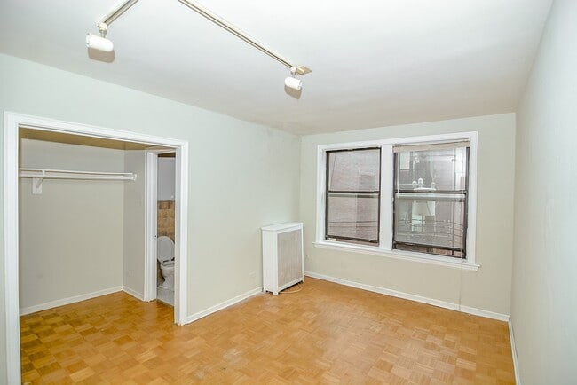 Building Photo - 629 W Belmont Ave
