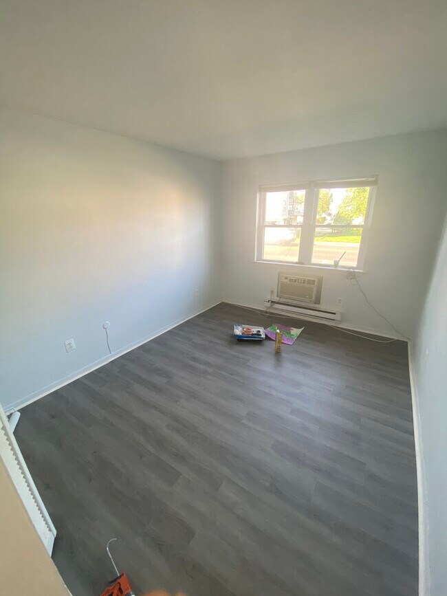 First bedroom - 321-323 Shore Dr