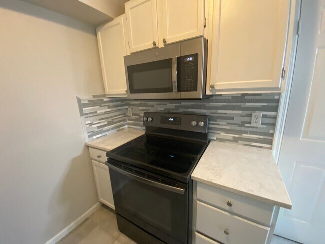 Foto del edificio - NEW PRICE - Updated Townhome Available for Rent in Roswell!