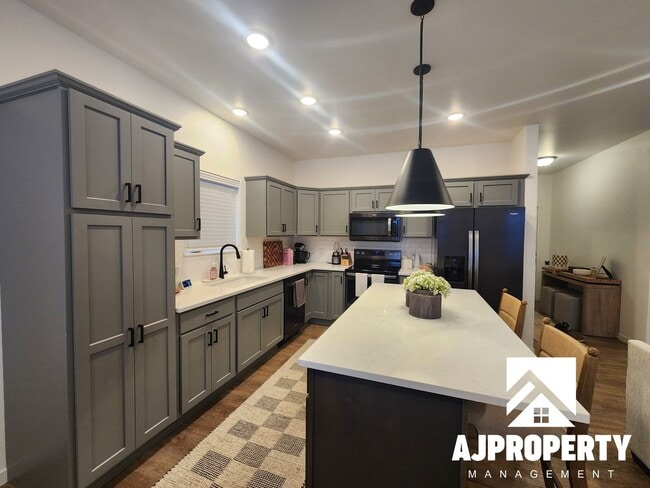 Building Photo - 5304 S Spirea Ave