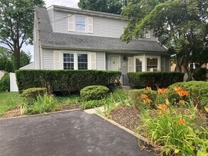 Building Photo - 11 Wilhow Ct
