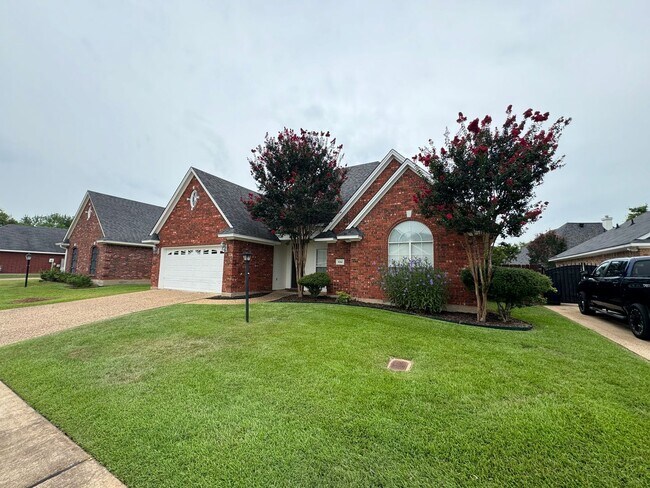 Foto del edificio - Gated Azalea Gardens Beauty!