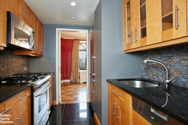 Building Photo - 188 E 70th St