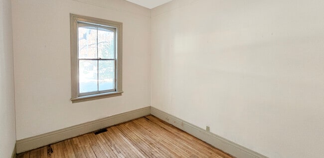 front bedroom - 440 Ontario St