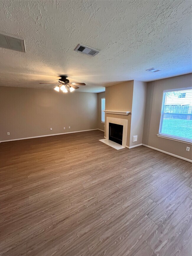 Foto del edificio - 16118 Cypress Valley Dr