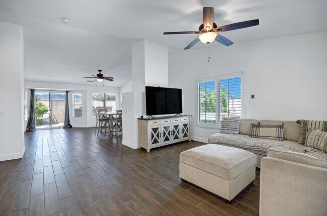 Foto del edificio - AVAILABLE NOW!! GORGEOUS 3 Bedroom 2 Bathroom Home in Indio!