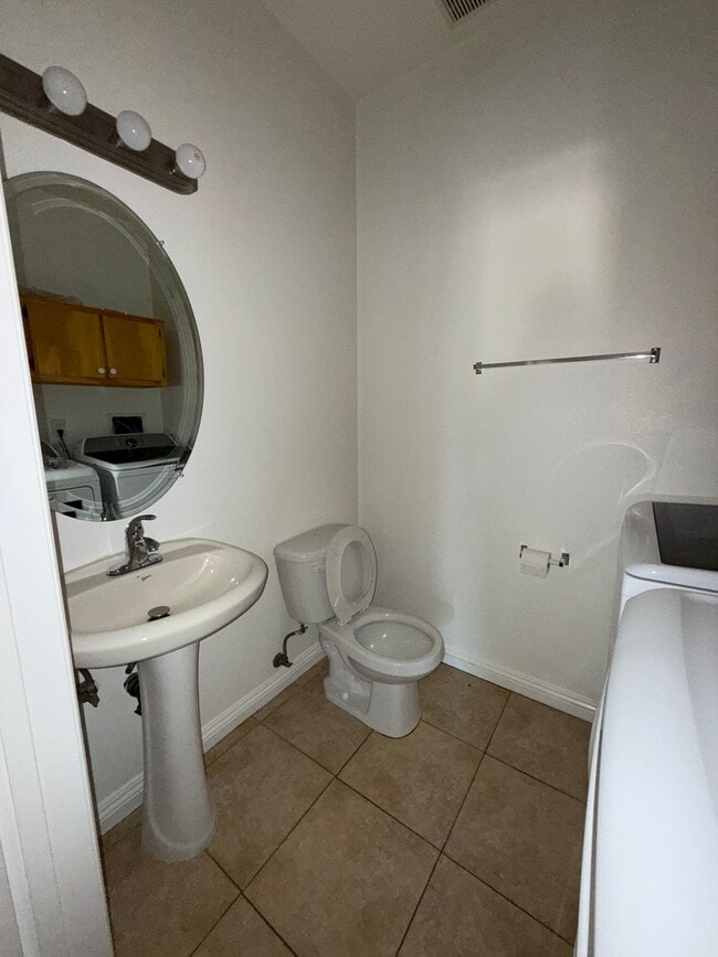 Foto del edificio - Very large 2 + 2 1/2 townhouse in Northridge