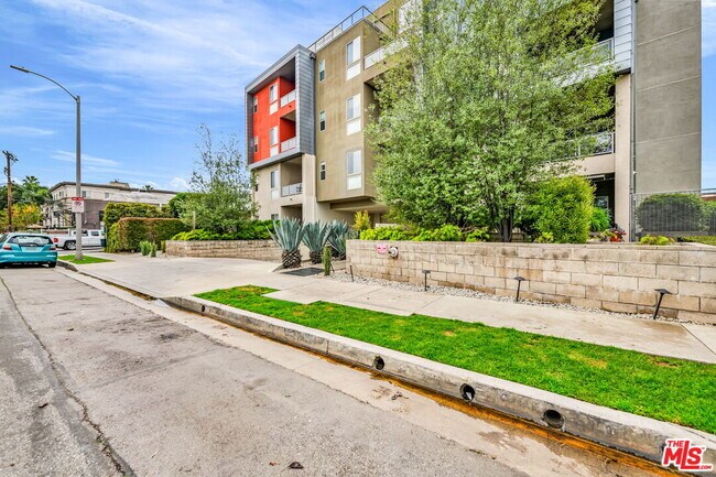 Foto del edificio - 4211 Redwood Ave