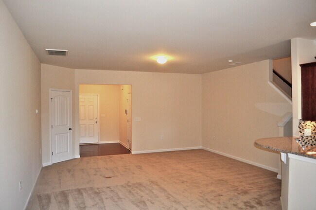 Foto del edificio - Modern 3 Bedroom | 2.5 Bath Townhouse in Cary
