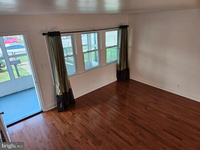 Foto del edificio - 803 Jeannette Ave