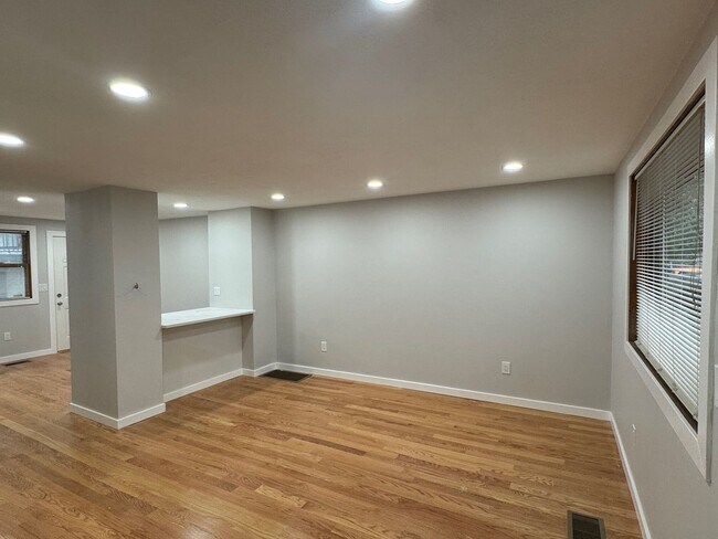 Foto del edificio - 4 Story Townhouse Sublet until End of Augu...