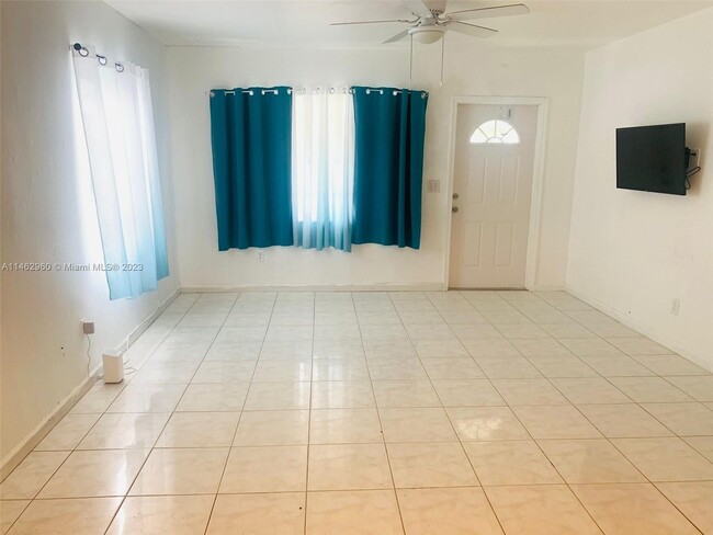 Foto del edificio - 704 SW 7th Terrace