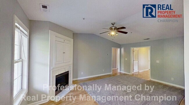 Foto del edificio - Spacious Upper Level Condo w/Open Floorplan and Split Bedrooms