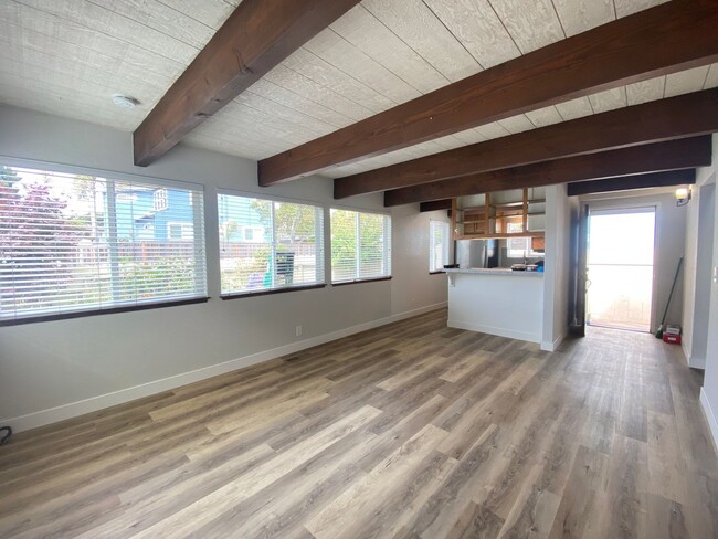 Building Photo - Beautiful and Bright Santa Cruz Home Comin...