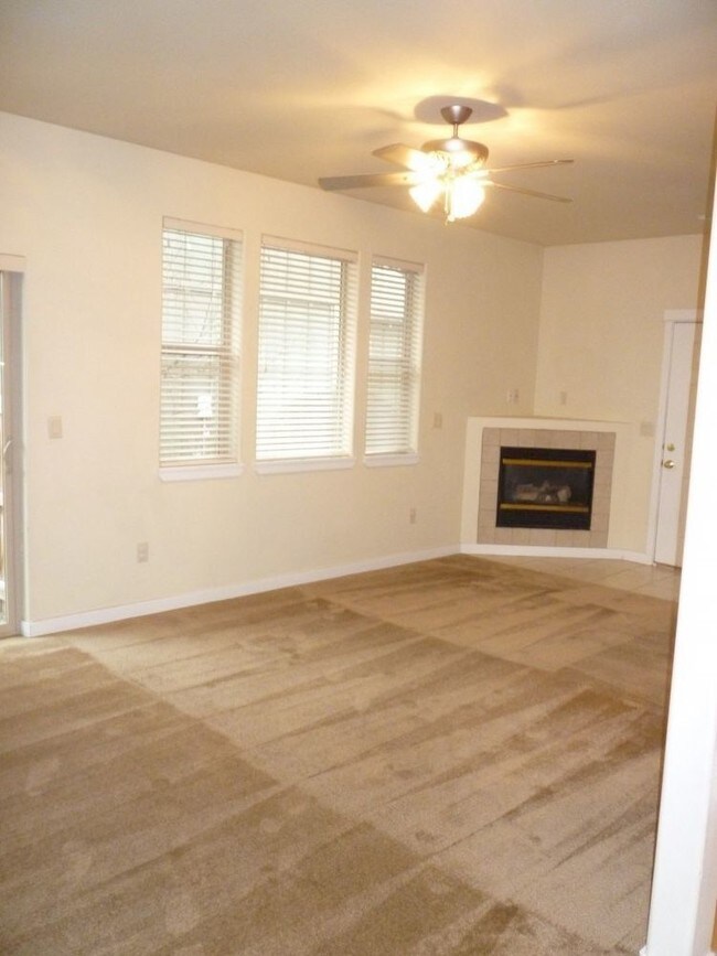 Foto del edificio - Spacious NE Bend Duplex