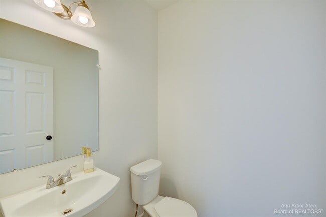 Building Photo - 9480 White Tail Dr