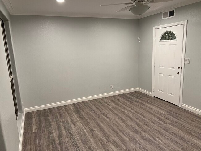 Foto del edificio - 6160 Whitsett Ave