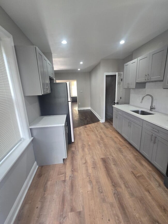 Building Photo - 2219 Bonaffon St