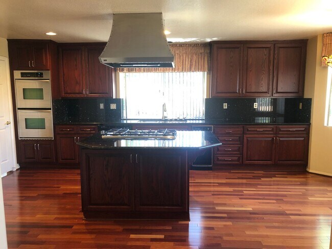 Building Photo - Unbelievable Eastlake Home