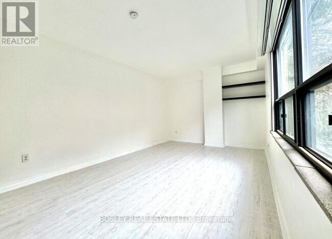Photo du bâtiment - 740-740 Eglinton Ave W