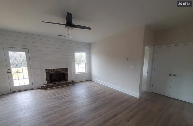 Foto del edificio - Charming 4 Bedroom 2.5 Bathroom with Bonus Room