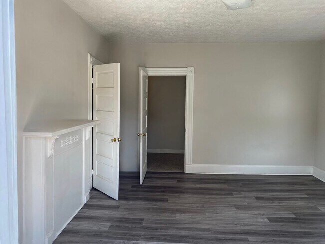 Foto del edificio - NOW LEASING FOR FALL ‘26