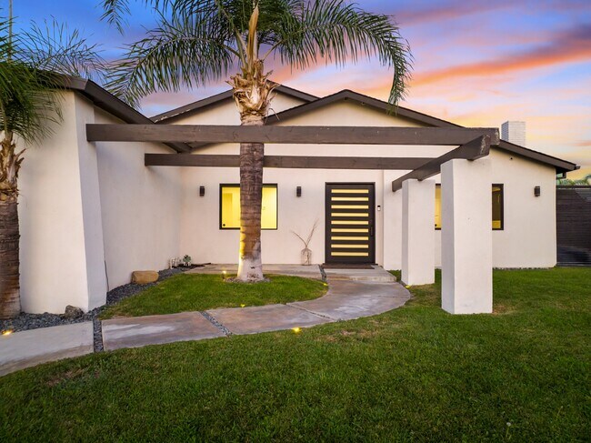 Building Photo - 13940 Bermax Ave