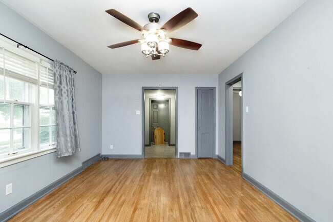 Building Photo - 819 Bertrand St