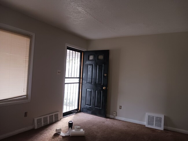 Foto del edificio - 3 bedroom 1 bathroom bungalow on Detroit's...