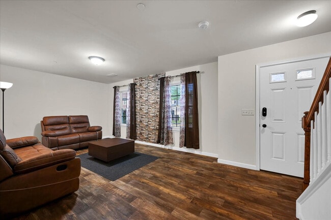 Building Photo - 721 Farmwood Ln