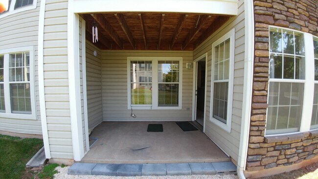 Building Photo - 5640 Wade Ct