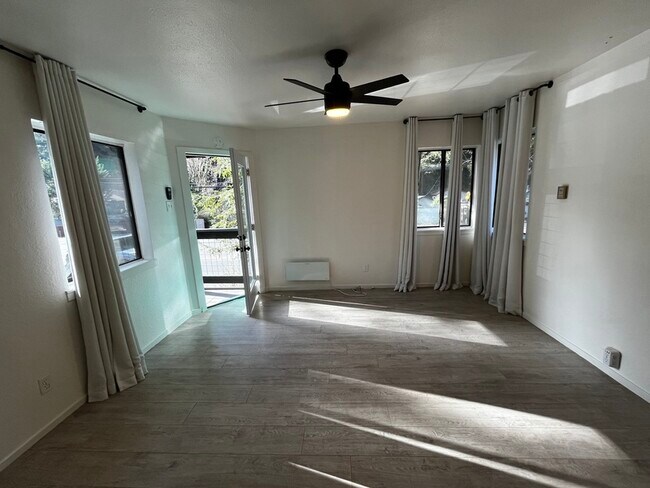 Building Photo - 14975 River Rd