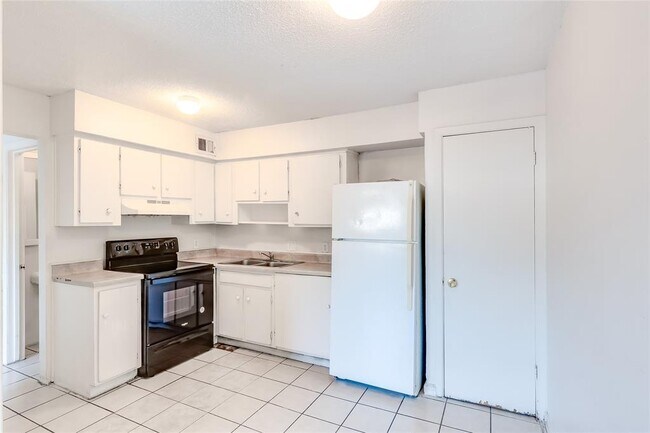 Building Photo - 2215 Mission Hill Dr
