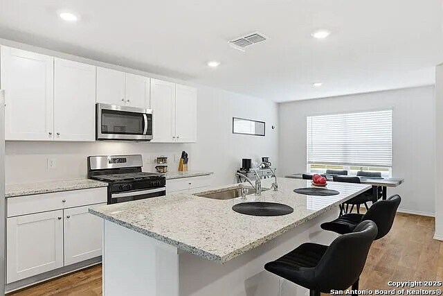 Foto del edificio - Room in House on Navidad Pike