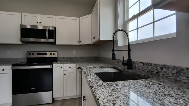 Building Photo - 2139 Linden Ave
