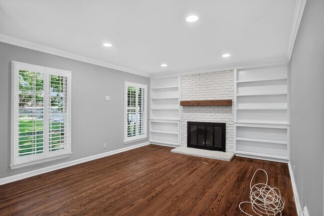 Building Photo - 807 Cardova Dr NE