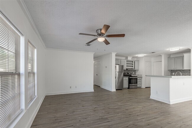 Building Photo - 121 Varsity Dr