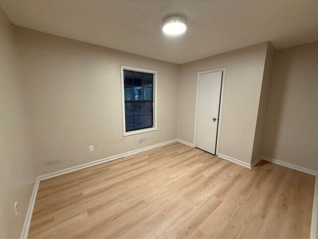 Foto del edificio - 311 E Jeff Davis Ave