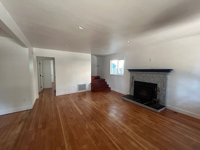 Building Photo - Cute and Spacious Chalet Available for Lon...
